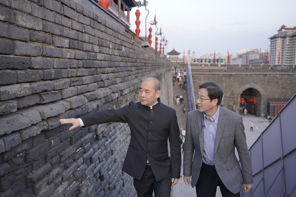 王晓辉（右一）与侯宁彬在西安城墙