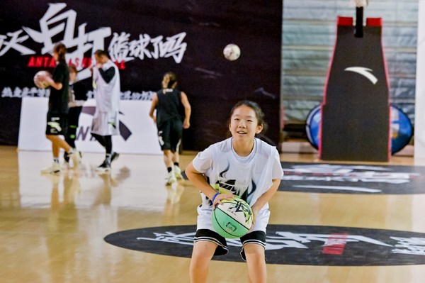 11岁小球手凌宇涵参与北京现场比赛