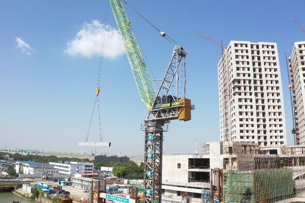 中联重科全球最大吨位内爬式动臂塔机在上海施工