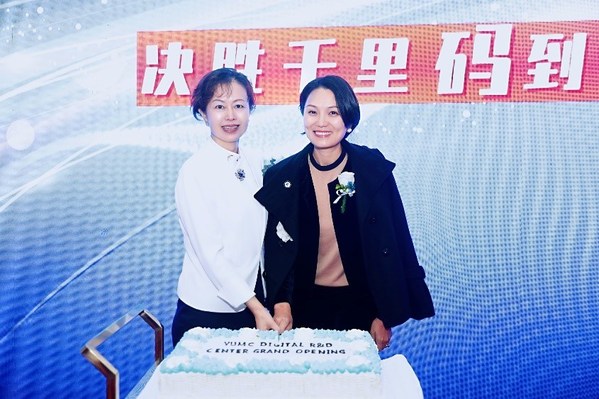 百胜中国首席执行官屈翠容女士（右）与首席技术官张雷女士（左）