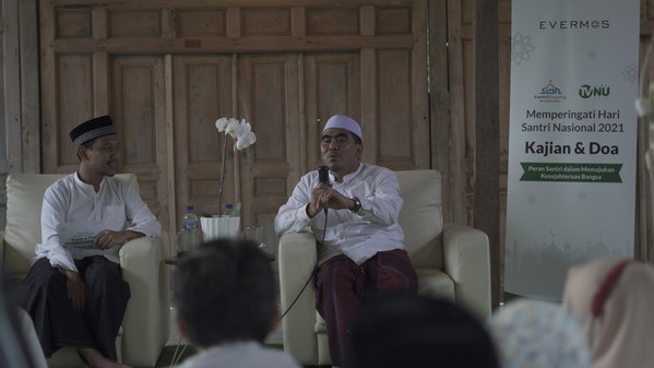 Kiri-kanan: Ghufron Mustaqim (Co-founder Evermos), Dr. KH. Abdul Ghofur Maimoen, MA. (Katib Pengurus Besar Nahdlatul Ulama (PBNU) dan Pengasuh Pondok Pesantren Al-Anwar, Rembang)