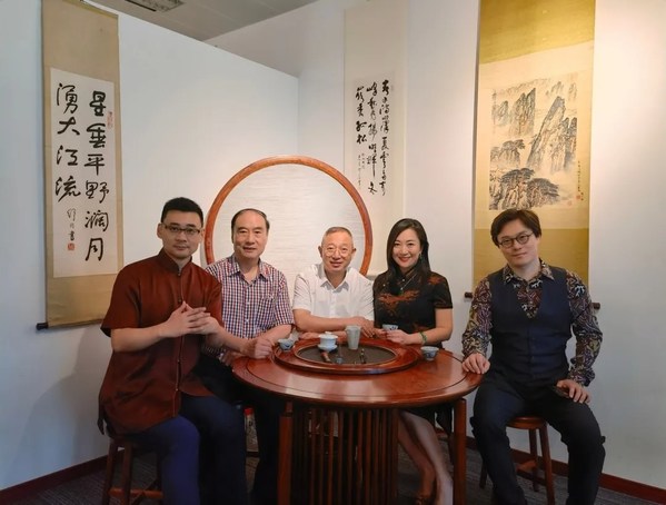 部分曼大中国中心文化艺术导师和“知者创物”研修课嘉宾合影