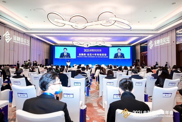 Foto menunjukkan Sun Shuo, ketua kerajaan Daerah Xicheng Beijing menyampaikan ucapan di Persidangan Tahunan Forum Jalan Kewangan 2021.