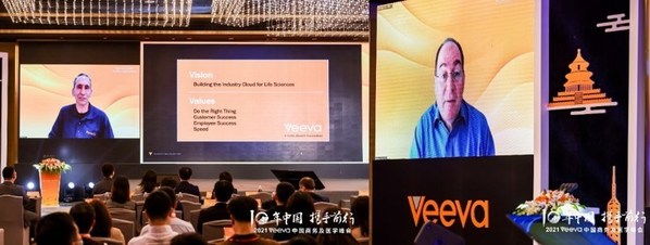 2021Veeva中国商务及医学峰会成功举办，Veeva创始人及CEO Peter Gassner（左）和Veeva亚洲总经理Sebastian Bather（右）分别向参会者作主旨演讲和开场致辞