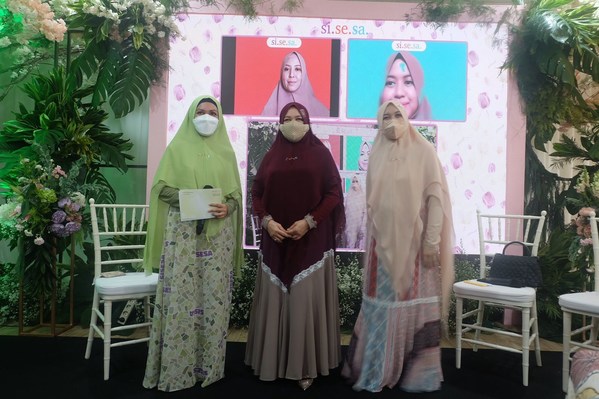 Merry Pramono (center) with Siriz Tentani (right) at Press Conference Grand Opening Si.Se.Sa. Jakarta Boutique