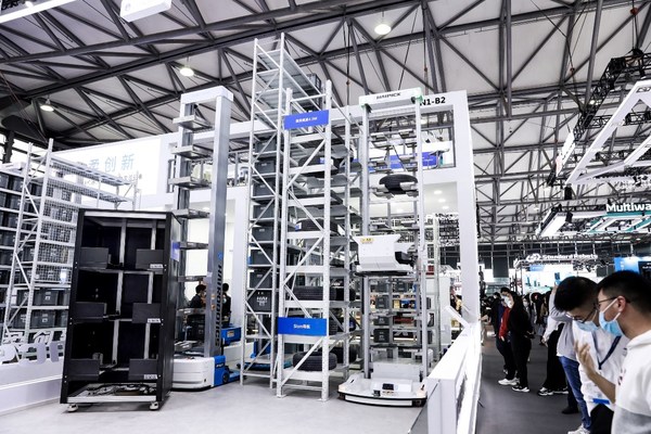 庫寶 A3托舉式揀選機器人於10月26日在上海舉辦的CeMAT Asia 2021上進行輪胎揀選作業。