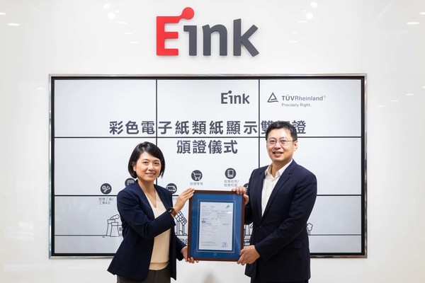 Jennifer Wang, Managing Director from TUV Rheinland Taiwan (left) delivered the certificate to Johnson Lee, CEO of E Ink (right)