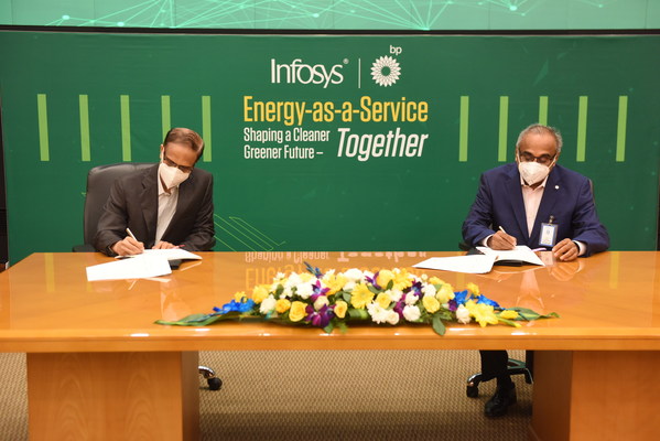 (Left to right): Pravin Rao, Chief Operating Officer, Infosys, and Sashi Mukundan, President, bp India and Senior Vice President, bp Group sign the Energy-as-a-Service partnership in Bangalore, India