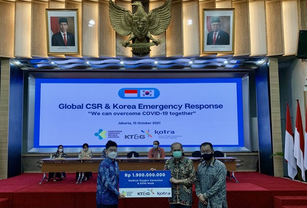 A photo taken at the 'Emergency Relief Supplies Delivery Ceremony' held by the Indonesian Ministry of Health in Jakarta on October 15. Starting from the left in the first row: Suh, SukHyun (KT&G CSR Director), Eka Husup Singka (Kepala Pusat Krisis Kesehatan), Bok, Dug Gyou (Director of KOTRA Jakarta)