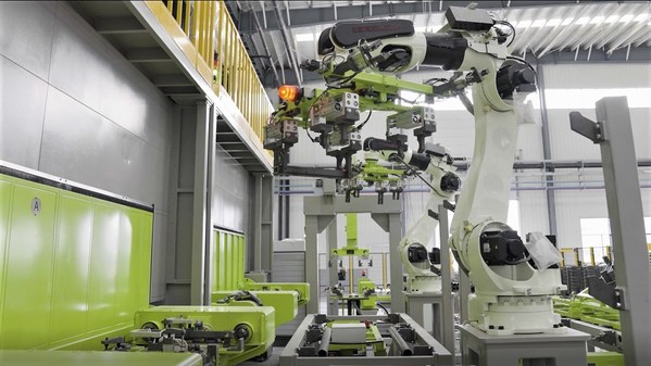 在中联重科塔机智能工厂，各类机器人高效有序作业