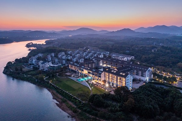 宜兴云湖万达美华酒店位于“绿色瑰宝”云湖风景区内。
