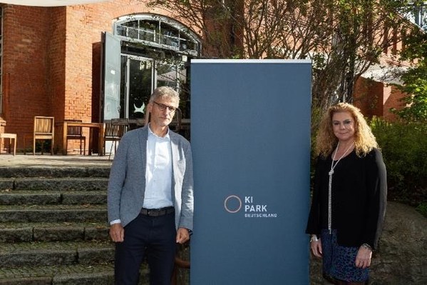 舍弗勒集团IT和数字化负责人尤尔根-海恩（左）和KI Park首席执行官Sabina Jeschke教授