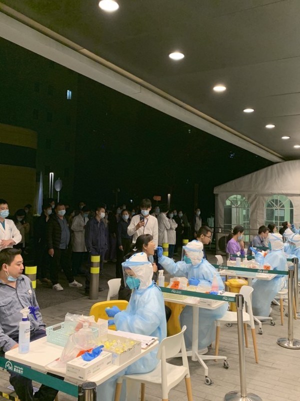 上海嘉会国际医院员工及住院患者在工作人员指引下有序进行核酸检测