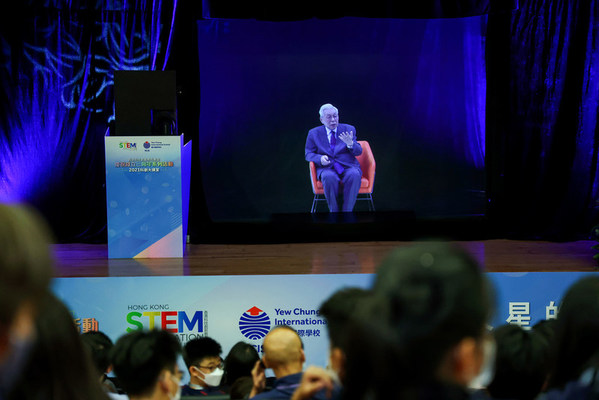 中國「嫦娥之父」歐陽自遠院士透過3D全息投影技術與耀中學生進行實時互動