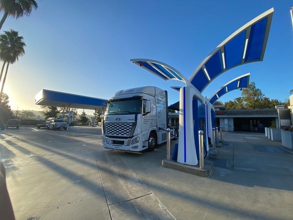 一輛重型氫燃料電池貨車在 True Zero 零售站加氫。 FirstElement 是 True Zero 品牌零售加氫站的開發商、所有者和營運商，該品牌目前代表著世界上最大的零售加氫站網絡。