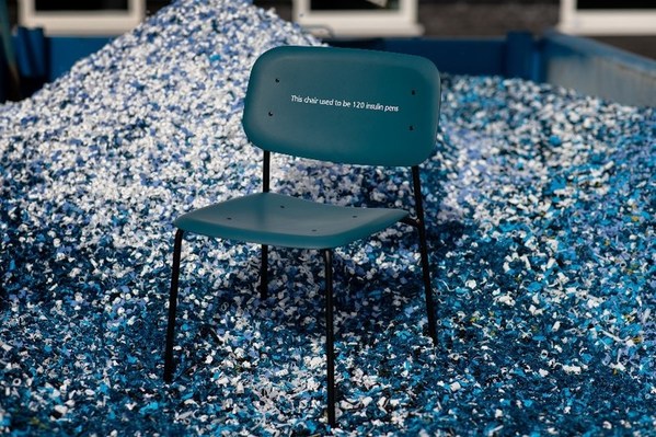 由诺和诺德注射笔废料制作而成的耐用椅子