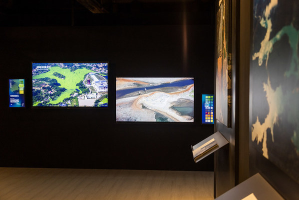 ViewSonic interactive displays are used to present thought-provoking aerial photos of Taiwan rivers at the immersive exhibit.