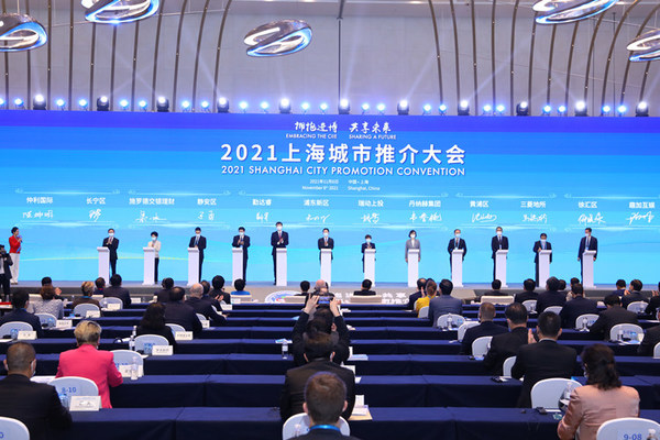各区政府与代表企业签署战略合作协议，仲利国际总经理陈坤明（左一）