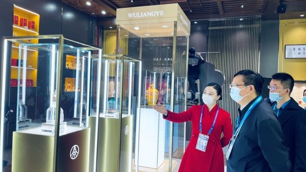 Photo shows many merchants visit the exhibition hall of Wuliangye at CIIE.