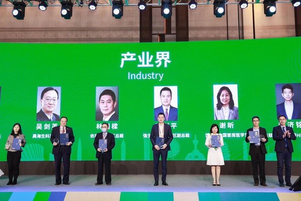 中国眼谷2021年度专家委员聘任仪式 
强生眼力健大中华区、澳大利亚及新西兰区域副总裁王利平先生（左四）