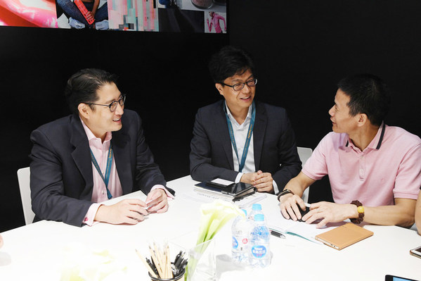 Hyosung Chairman Hyun-joon Cho, listening to the voices of customers (voc) at Intertextile Shanghai Apparel Fabrics, a textile exhibition held in Shanghai in 2018.