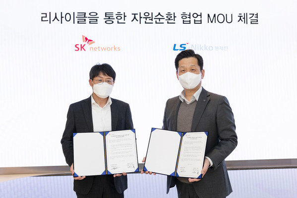 SK networks and LS-Nikko Copper have signed an MOU for ‘Resource Circulation through Recycling and Cooperative Marketing.’ Yoon-eui Kim, Head of ICT Business Division in SK networks (on the left) and Tae-sun Choi, Vice President, head of raw materials Division in LS-Nikko Copper are at Gildong CHEOOM on Nov. 15 after the agreement ceremony.