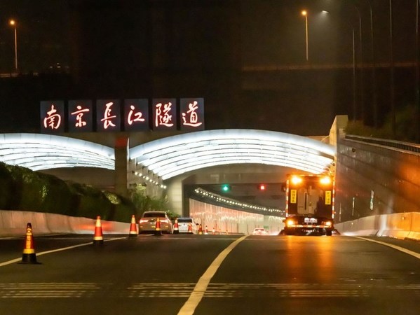 autowise.ai自动驾驶清扫车在南京长江隧道