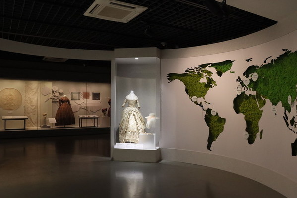 China National Silk Museum Hosts Ongoing Exhibition Themed, Wearable Nature: The Gain and Give of Fashion