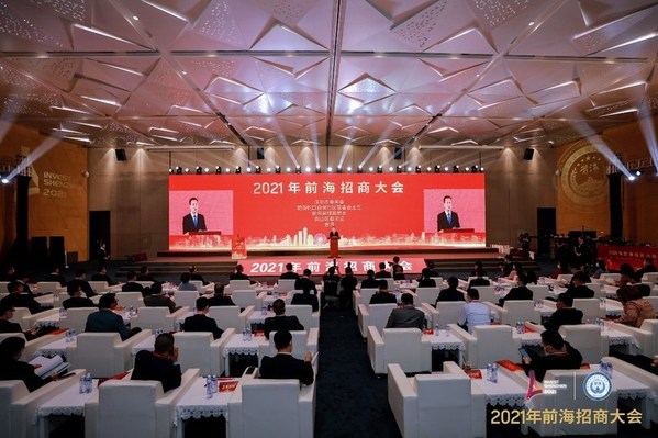 Zeng Pai, a member of the Standing Committee of the Shenzhen Municipal Committee of the CPC, secretary of the Nanshan District Committee of the CPC, and director of the Qianhai Authority, delivers a speech at the conference.