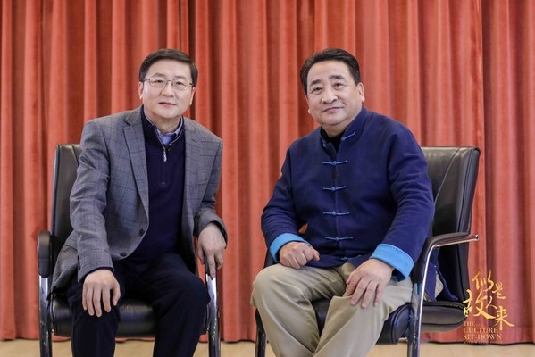 中国网总编辑王晓辉（左）对话中国曲艺家协会主席姜昆（右）