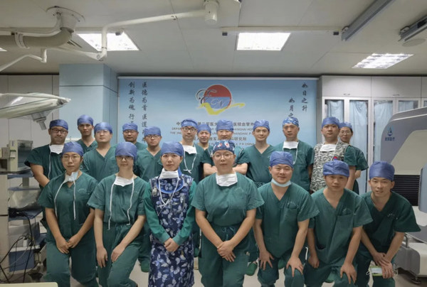 After the first clinical study, Aopeng Medical, together with Qing-Sheng Lu's team and the Department of Vascular Surgery at Shanghai Changhai Hospital, celebrated the success of the first peripheral vascular stent intervention.