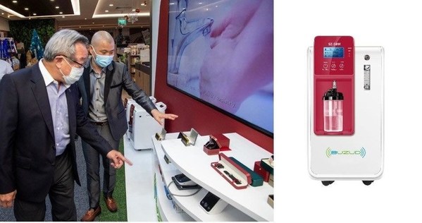 Mr Frankie Fan, CEO of Buzud (right) shows Buzud’s latest range of HSA-approved medical devices to guest-of-honour Dr Loo Choon Yong (left), executive chairman of Raffles Medical Group during the grand opening event.