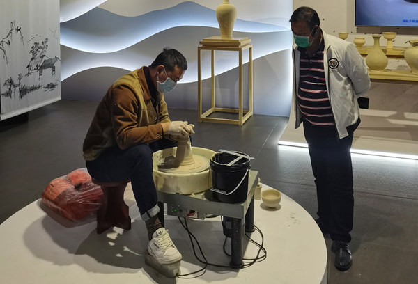 2021年11月20日芸術家が高安元青花博物館で、磁器製造技術の1つである成形を紹介