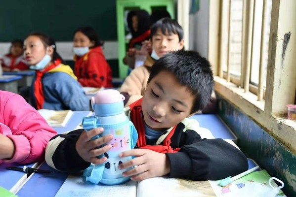 益普生中国员工通过彩绘水杯套传递自己的爱心
