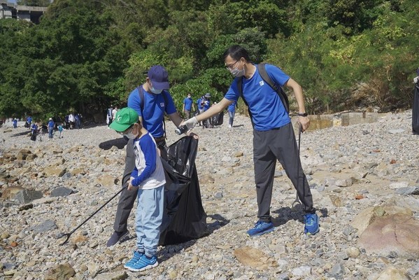 富途證券董事總經理陳宇帶領富途員工一起參與海岸清潔行動
