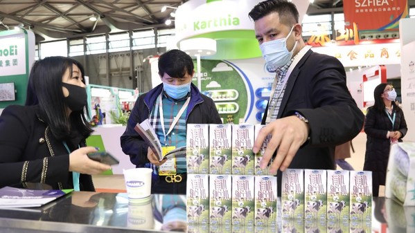 Vinamilkのオーガニックミルクが上海のFHC国際食品見本市でビジターに感銘を与えた