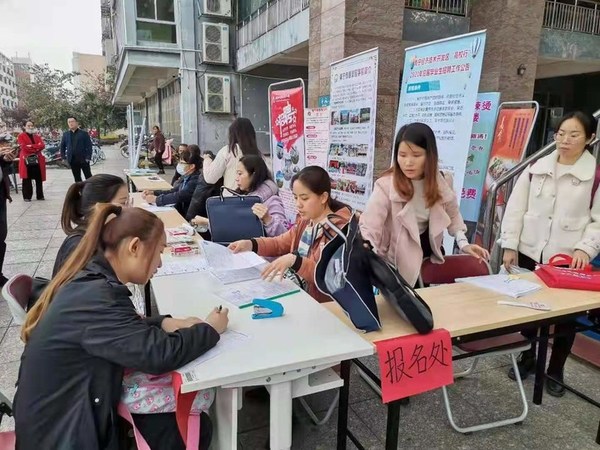 Scene of the job fair at Guangxi Normal University