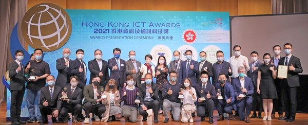 Ir. Dr. Ted Suen, Chairman of the Final Judging Panel of Hong Kong ICT Awards 2021 – Smart Mobility Award and Chief Information Officer of MTR Corporation Ltd.(Back row right to left, 8 on the right); Anna Lin, Chief Executive of GS1 Hong Kong(Back row left to right, 8 on the left), are joined by the other judging members and awardees at the “Smart Mobility Award” presentation ceremony.
