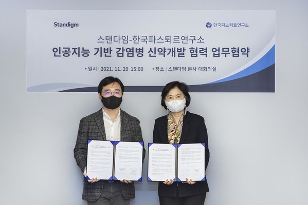 (From left) Jinhan Kim, CEO of Standigm and Youngmee Jee, CEO of Institut Pasteur Korea, exchanged a memorandum of understanding on the 29th.