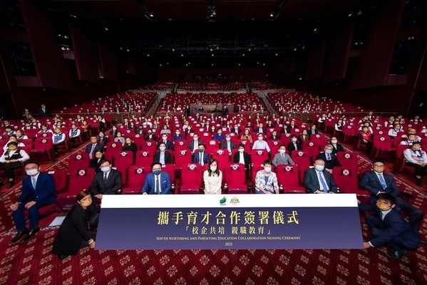 Around 300 Sands China team members attend a collaboration signing ceremony Nov. 18 at The Parisian Macao, where Sands China and the Macao Education and Youth Bureau (DSEDJ) signed two letters of intent for collaborative projects focused on the nurturing of youth and on parenting education.