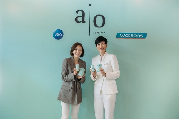 Yvette Fan, Vice President & Managing Director Procter & Gamble, Hong Kong (Left), Malina Ngai, CEO of A.S. Watson (Asia & Europe) and Group Chief Operating Officer (Right)