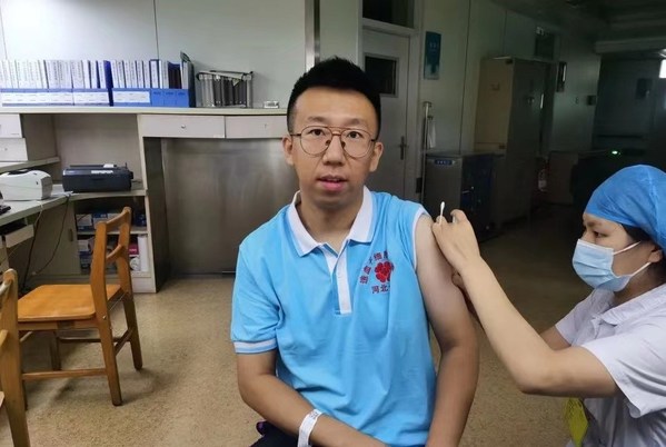 志愿者刘笑彬在红十字会献血