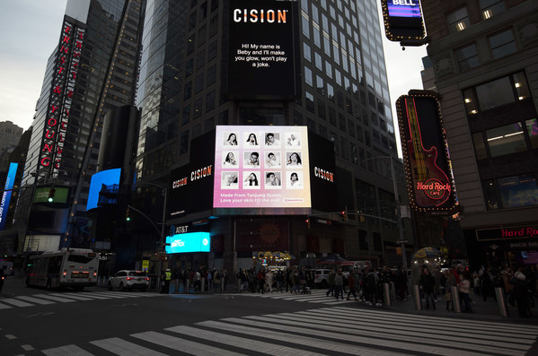 LED billboard BEBY di Thomson Reuters building Manhattan, New York, USA.