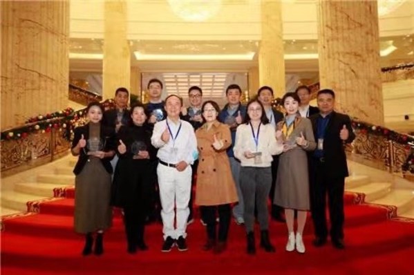 Prof. Min Xue, chief scientist of Feed Processing Innovation Center of the Chinese Academy of Agricultural Sciences and Prof. Haipeng Yang, China’s renowned feed microscopy specialist presented “2021 Triple I Awards” to those recipients.