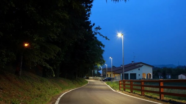 โครงการติดตั้งโคมไฟถนนของยูนิลูมินในประเทศอิตาลี