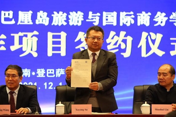 Su Xuyong, Dean of Jinan Vocational College, signed the memorandum and posed for a group photo.