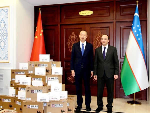 中国明宇集团向乌兹别克斯坦教育事业部捐赠一批华为电脑