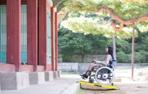 旅行辅助设备租赁服务所提供的便携式坡道和轮椅