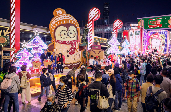 Visitors enjoy the festive atmosphere and celebrate Christmas at Harbour City.