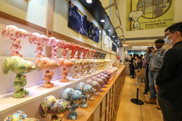 モール内のギャラリーで開催される「スヌーピー京都アートボヤージュ展」で、極上の日本工芸を鑑賞する来訪者たち
